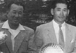 1956年日本オープンは中村寅吉が2度目の優勝を達成（左）右はロー・アマの関口勇